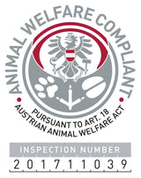 Graues und rotes Logo mit Adler, Tatzenabdrücken und Text "Animal Welfare Compliant" und Inspektionsnummer.