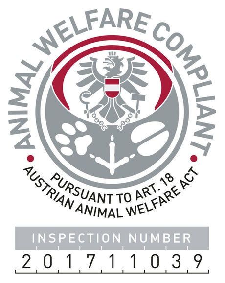 Graues und rotes Logo mit Adler, Tatzenabdrücken und Text "Animal Welfare Compliant" und Inspektionsnummer.