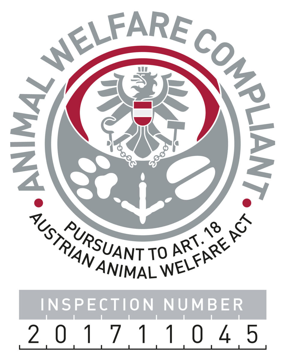 Rundes Logo mit Adler und Text "Animal Welfare Compliant" und "Pursuant to Art. 18 Austrian Animal Welfare Act".