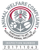 Tierwohl-Siegel in Grau und Rot mit Adler und Tierpfoten, Text "ANIMAL WELFARE COMPLIANT" und Inspektionsnummer "201711043".