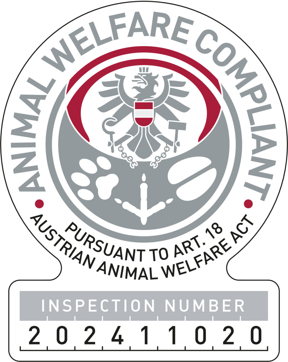 Siegel mit Adler und Tatzenabdrücken, Text "Animal Welfare Compliant, Pursuant to Art. 18 Austrian Animal Welfare Act", Inspektionsnummer 202411020.