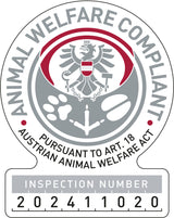 Siegel mit Adler und Tatzenabdrücken, Text "Animal Welfare Compliant, Pursuant to Art. 18 Austrian Animal Welfare Act", Inspektionsnummer 202411020.