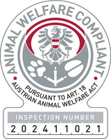Abzeichen mit österreichischem Wappen, Text "Animal Welfare Compliant" und "Inspection Number 202411021" in Grau und Rot.