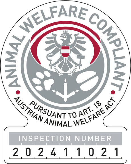 Abzeichen mit österreichischem Wappen, Text "Animal Welfare Compliant" und "Inspection Number 202411021" in Grau und Rot.
