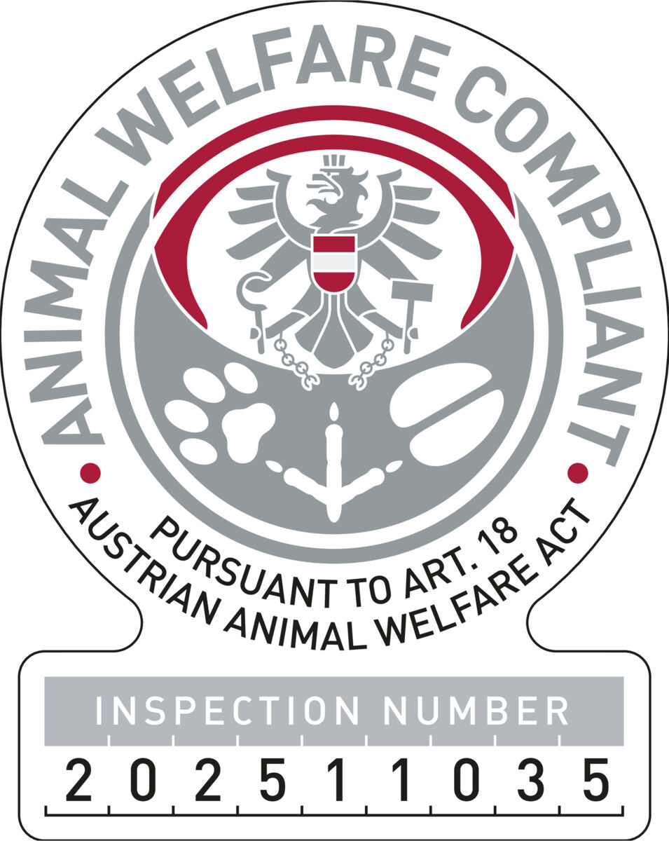 Siegel mit Adler und Pfotenabdrücken, Text: "Animal Welfare Compliant, Pursuant to Art. 18 Austrian Animal Welfare Act", Inspektionsnummer 202511035.