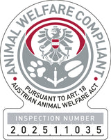 Siegel mit Adler und Pfotenabdrücken, Text: "Animal Welfare Compliant, Pursuant to Art. 18 Austrian Animal Welfare Act", Inspektionsnummer 202511035.