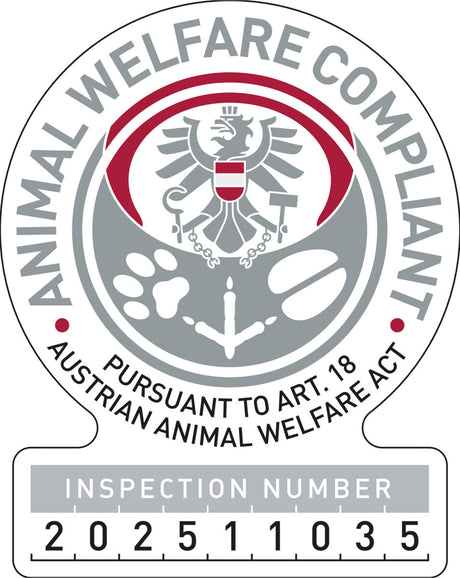 Siegel mit Adler und Pfotenabdrücken, Text: "Animal Welfare Compliant, Pursuant to Art. 18 Austrian Animal Welfare Act", Inspektionsnummer 202511035.