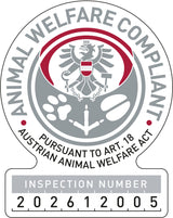 Rundes Logo mit Adler, umgeben von den Worten "ANIMAL WELFARE COMPLIANT" und "PURSUANT TO ART. 18 AUSTRIAN ANIMAL WELFARE ACT", darunter Inspektionsnummer 202612005.