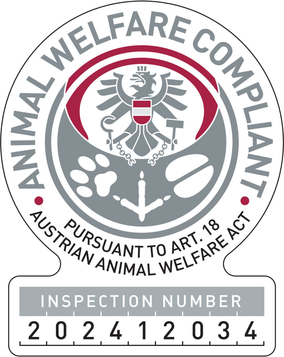 Siegel mit Adler, einem Pfotenabdruck und dem Text "Animal Welfare Compliant" und "Inspection Number 202412034".
