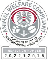 Abzeichen mit einem Adler in der Mitte, der von Text und Symbolen in Grau und Rot umgeben ist, zeigt eine Inspektionsnummer.
