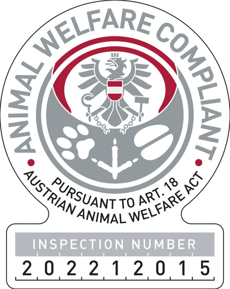 Abzeichen mit einem Adler in der Mitte, der von Text und Symbolen in Grau und Rot umgeben ist, zeigt eine Inspektionsnummer.