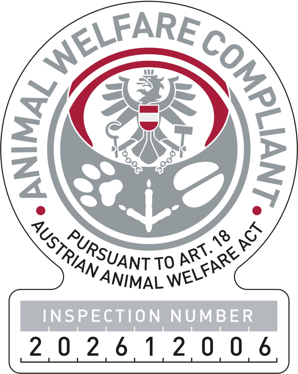 Rundes Logo mit Adler, rotem und grauem Design, Text "Animal Welfare Compliant" und Inspektionsnummer 202612006.