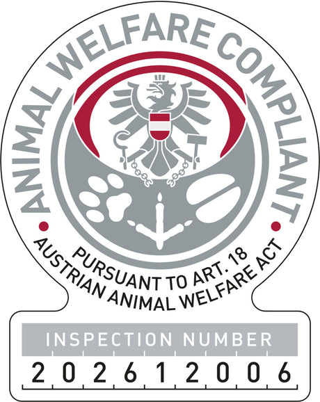 Rundes Logo mit Adler, rotem und grauem Design, Text "Animal Welfare Compliant" und Inspektionsnummer 202612006.