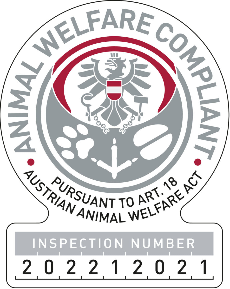 Siegel mit grauem Adler und roten Akzenten, Text: "Animal Welfare Compliant, Pursuant to Art. 18 Austrian Animal Welfare Act," Inspektionsnummer 202212021.
