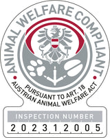 Rundes Emblem mit der Aufschrift "Animal Welfare Compliant" und Text "Pursuant to Art. 18 Austrian Animal Welfare Act" sowie Inspektionsnummer 202312005.