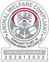 Rundes Siegel mit Adler, Pfotenabdrücken und Anker, Text: "Animal Welfare Compliant", "Pursuant to Art. 18 Austrian Animal Welfare Act", Inspektionsnummer 202012032.