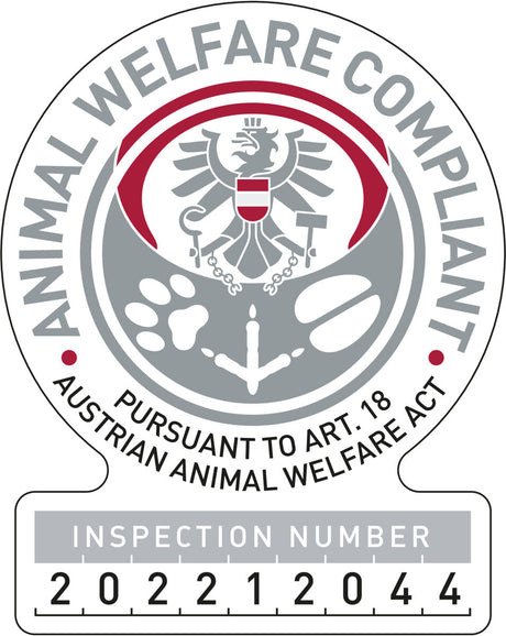 Rundes Emblem mit Adler, roten und grauen Elementen, Text "ANIMAL WELFARE COMPLIANT" und Inspektionsnummer 202212044.