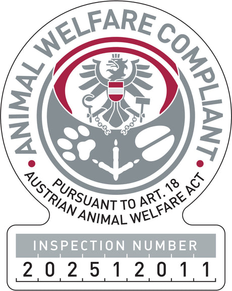 Abzeichen mit dem Text "ANIMAL WELFARE COMPLIANT" und Inspektionsnummer "202512011" um ein österreichisches Emblem.