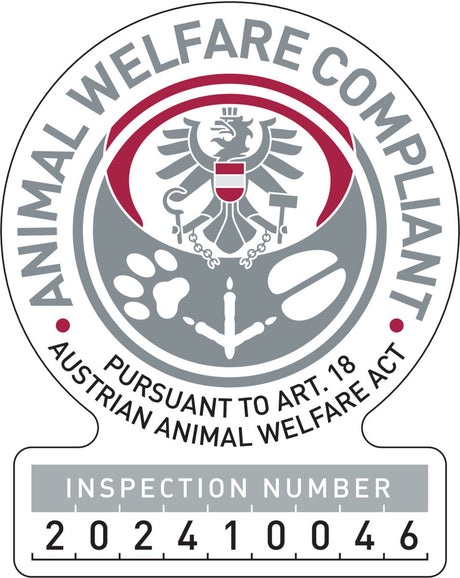 Abzeichen mit Adler und Symbolen, Text "Animal Welfare Compliant" und "Pursuant to Art. 18 Austrian Animal Welfare Act", Inspektionsnummer 202410046.