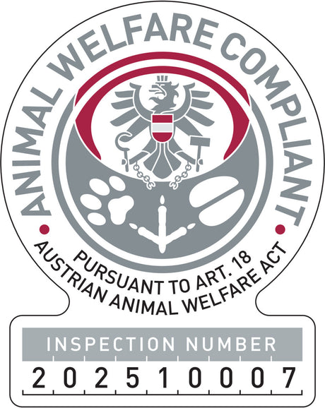 Siegel mit Adler, Pfotenabdrücke, Text "ANIMAL WELFARE COMPLIANT", "AUSTRIAN ANIMAL WELFARE ACT", Inspektionsnummer 202510007.