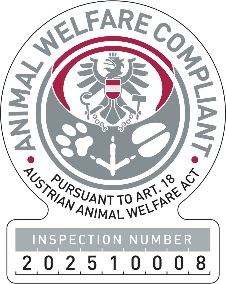 Rundes Siegel mit Adler-Emblem und Text "Animal Welfare Compliant" sowie Inspektionsnummer 202510008.