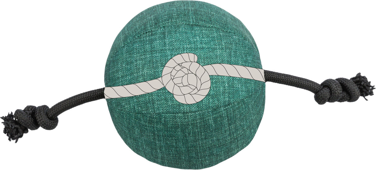 Grüner Ball aus Stoff mit Kordeln an beiden Enden und einem Knoten aus hellem Seil in der Mitte.