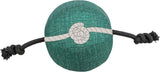 Grüner Ball aus Stoff mit Kordeln an beiden Enden und einem Knoten aus hellem Seil in der Mitte.