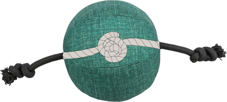 Grüner Ball aus Stoff mit Kordeln an beiden Enden und einem Knoten aus hellem Seil in der Mitte.
