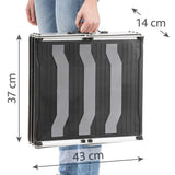 Eine Person hält eine zusammenklappbare schwarze Rampe mit grauen Streifen, angezeigt werden die Maße 37 cm, 43 cm und 14 cm.
