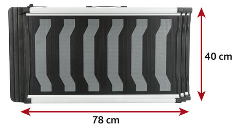 Schwarze und graue klappbare Rampe mit einer Länge von 78 cm und einer Breite von 40 cm.