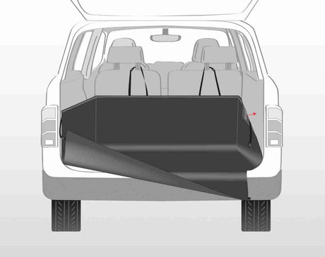 Geöffneter Kofferraum eines Autos mit ausgeklappter schwarzer Schutzmatte, die den Kofferraumboden und die Stoßstange abdeckt.