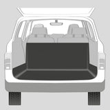 Ein Auto mit geöffneter Heckklappe zeigt einen leeren, schwarzen Kofferraum, Rücksitze und Autoinnenraum erkennbar.