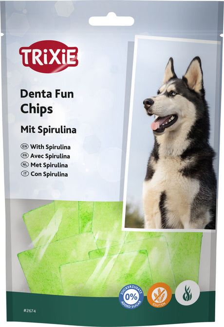 Verpackung von Hundesnacks mit Spirulina, Markenname oben links, Bild eines Hundes rechts, grüne Chips unten sichtbar.