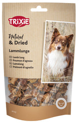 Verpackung mit Lammlunge für Hunde, innehaltend getrocknete braune Stücke, neben Bild eines Hundes im Feld.
