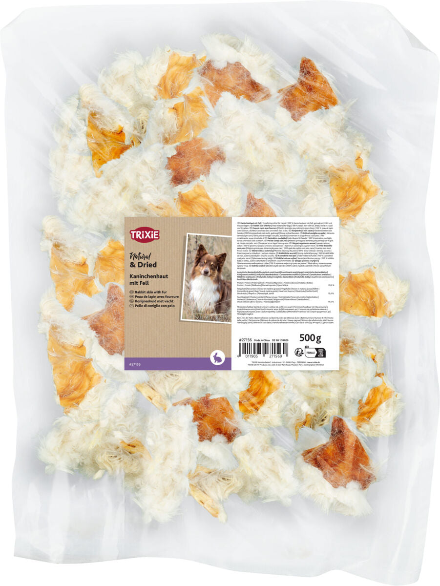 Packung mit getrockneten Kaninchenhautstücken mit Fell, 500 g, Etikett mit Text und Bild eines Hundes.
