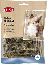 Packung mit getrocknetem Fisch von Trixie, links Text in mehreren Sprachen, rechts Bild eines Hundes im Gras.