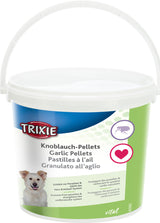 Ein weißer Eimer mit Henkel, darauf das Logo "Trixie", der Text "Knoblauch-Pellets" in mehreren Sprachen und ein Hundebild.