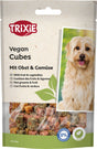 Verpackung von TRIXIE Vegan Cubes mit Obst und Gemüse abgebildet, daneben ist ein Hund zu sehen.