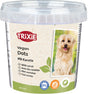 Eimer mit veganen Hundeleckerlis, Aufschrift „TRIXIE Vegan Dots mit Karotte“, mit Bild eines Hundes und Icons für zuckerfrei und glutenfrei.