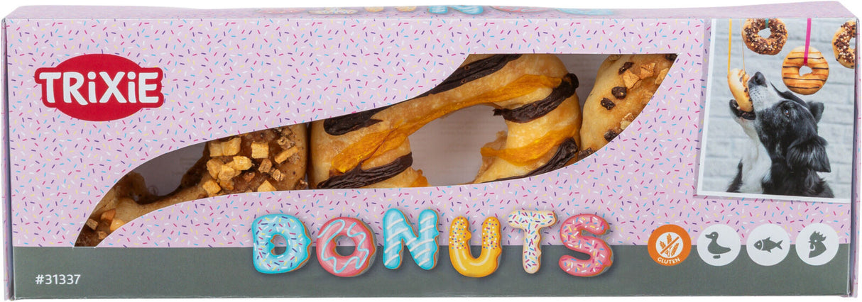 Hundeleckerli in Donutform in bunter Verpackung mit Logo "Trixie" und Bild eines Hundes, der Donut frisst.