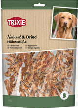 Verpackung von Trixie getrockneten Hühnerfüßen für Hunde mit Abbildung eines Hundes, braune Hühnerfüße sichtbar.