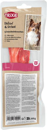 Verpackung eines Hundesnacks mit getrocknetem Schienbeinknochen aus Schwein, Markenname "Trixie", abgebildeter Hund vorne.
