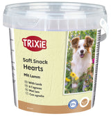 Heller Eimer mit TRIXIE-Logo und Aufschrift "Soft Snack Hearts Mit Lamm", daneben Bild eines Hundes in einem Blumenfeld.