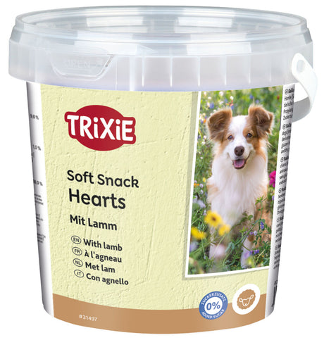 Heller Eimer mit TRIXIE-Logo und Aufschrift "Soft Snack Hearts Mit Lamm", daneben Bild eines Hundes in einem Blumenfeld.
