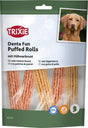 Verpackung von Hundesnacks "Trixie Denta Fun Puffed Rolls" mit sichtbarem Text in mehreren Sprachen; Aufdruck eines Hundes.
