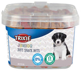 Plastikdose mit Deckel, enthält bunte Hundesnacks, Etikett zeigt Welpen und Produktbezeichnung "Trixie Junior Soft Snack Dots".