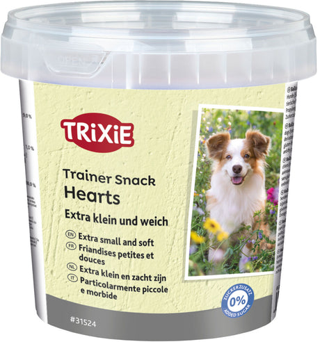 Ein Plastikeimer mit Trixie-Logo zeigt ein Hundebild und Text "Trainer Snack Hearts, extra klein und weich".