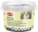 Plastikbehälter mit Soft Snack Bony Mix von Trixie, Zutaten: Rind, Lamm, Huhn, Wild, Lachs, Bild eines Hundes.