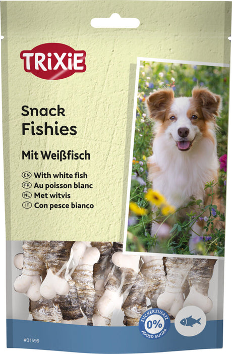 Eine beige Verpackung mit der Aufschrift "TRiXiE Snack Fishies mit Weißfisch" und Bild eines lächelnden Hundes.