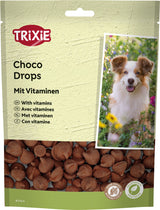 Verpackung von Trixie Choco Drops mit Vitaminen, Abbildung eines Hundes, braune Stückchen, Hinweis "Ohne Kakao, Vegetarisch".